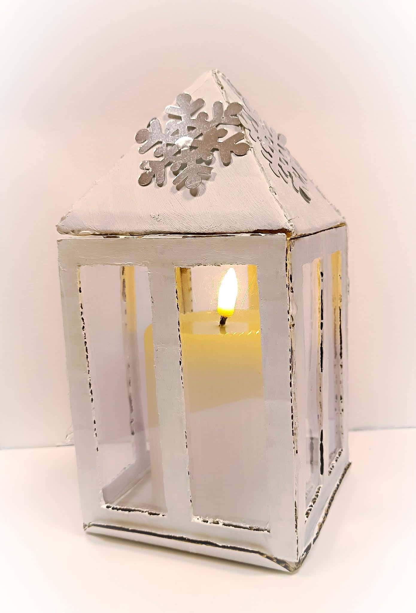 Biały lampion zimowy z motywem śnieżynki i świecą LED