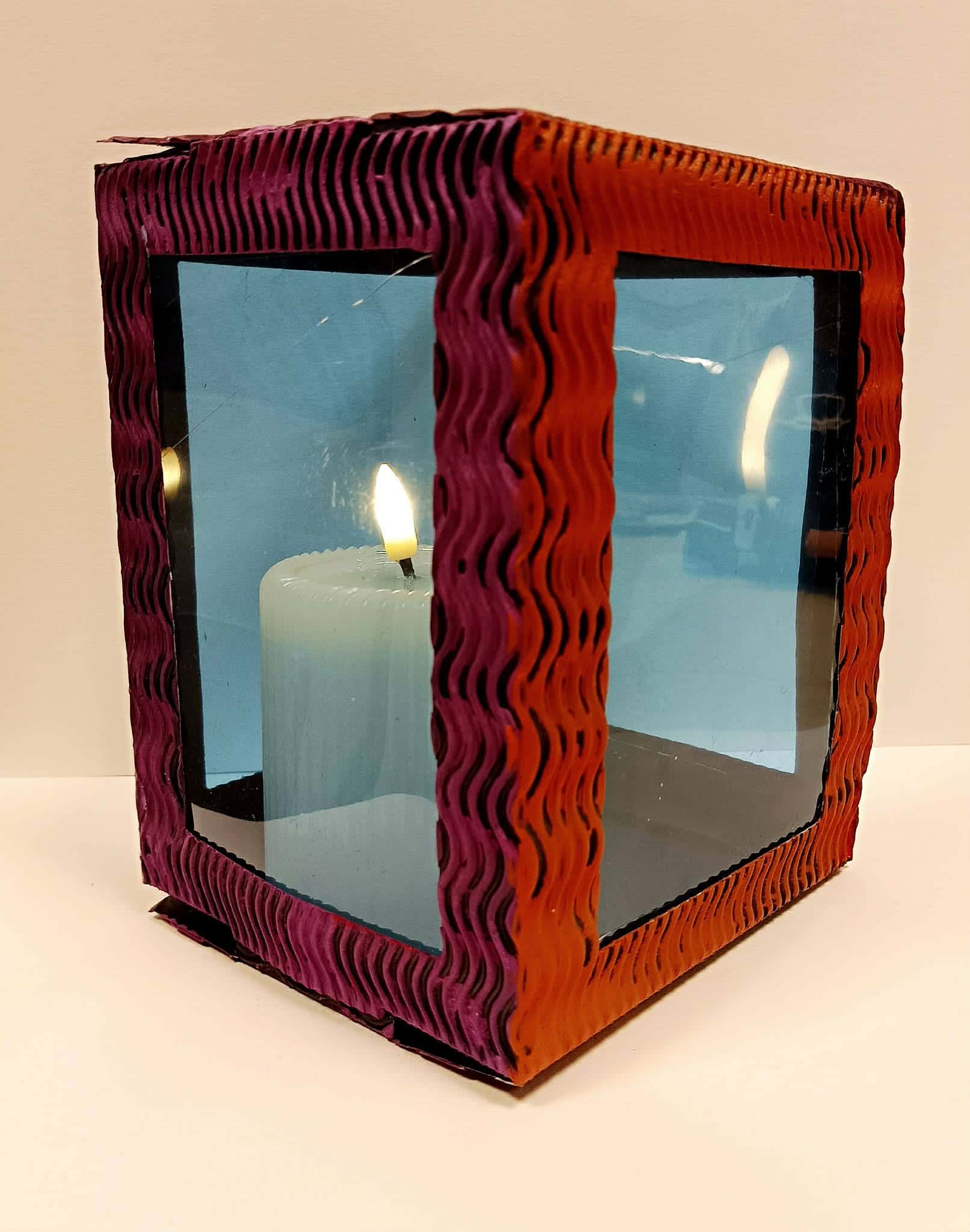 Falowany lampion dekoracyjny z kolorową ramą