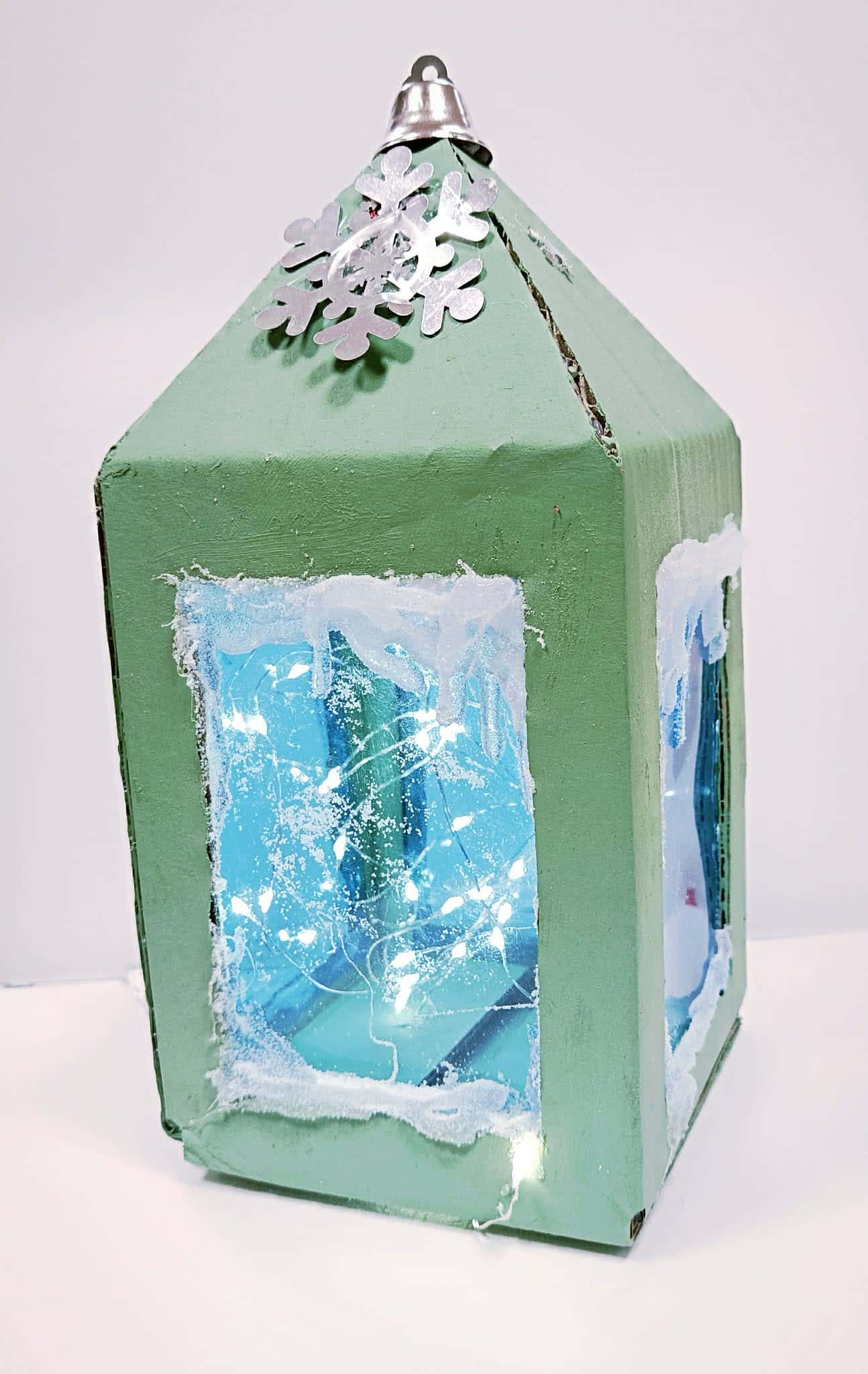 Zimowy lampion dekoracyjny z oświetleniem LED i motywem śnieżynki